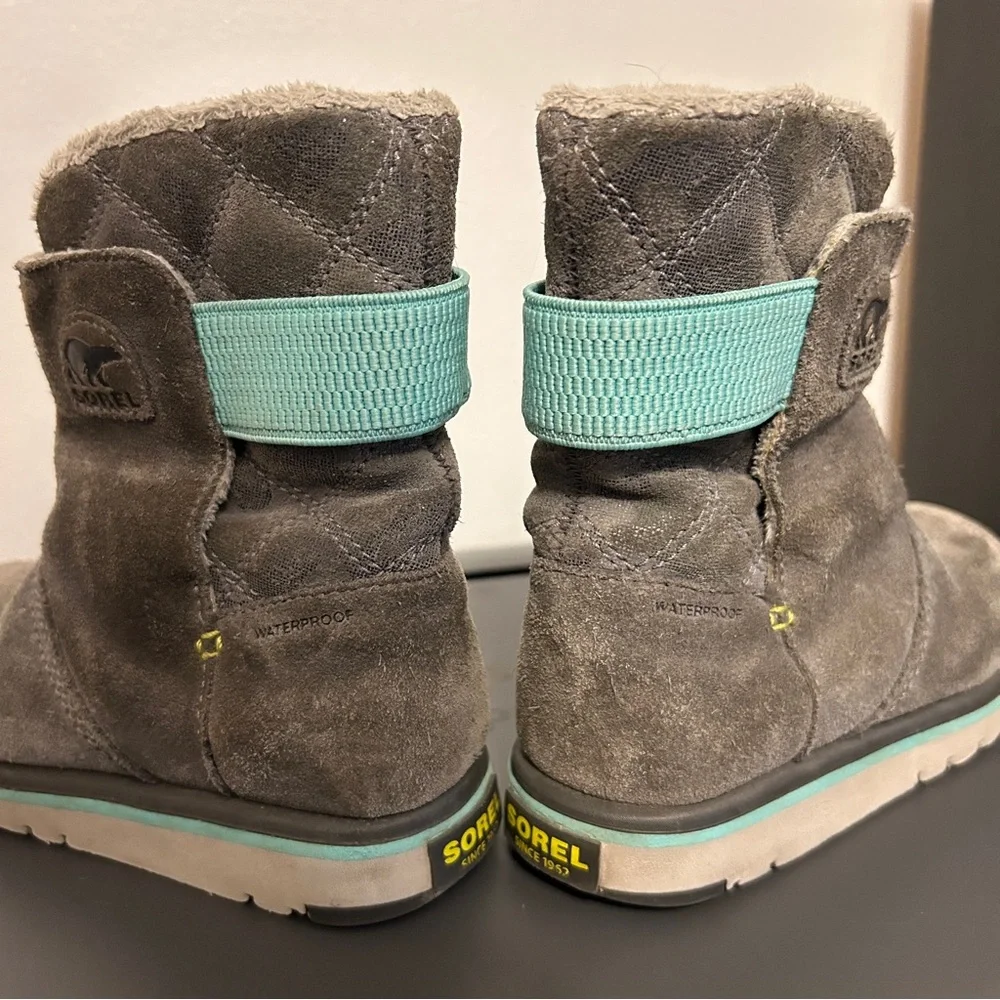 Sorel Youth Rylee Winter boots Grey suede with a teal accent strap Girls Size 11